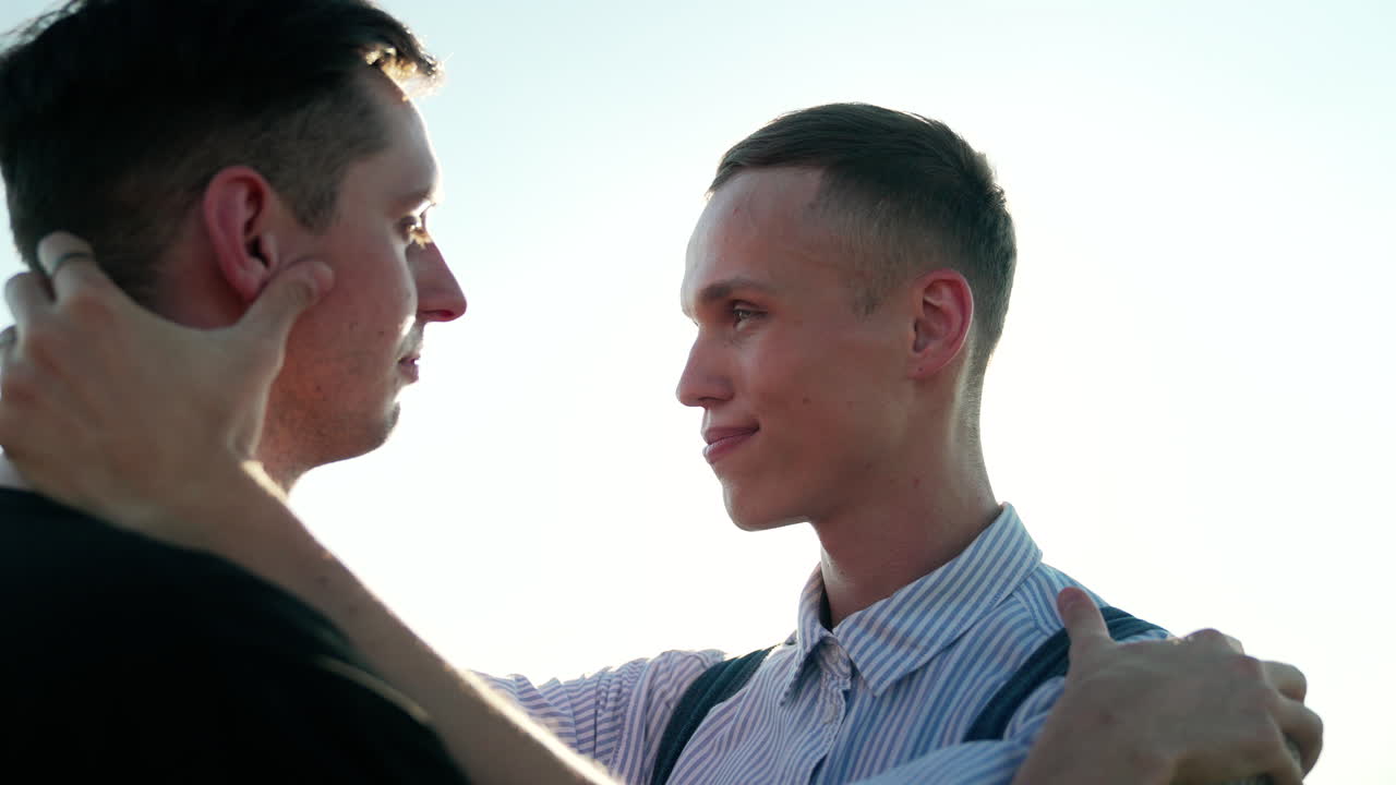 사랑에 빠진 젊은 부부가  ⁇ 안고 있습니다.