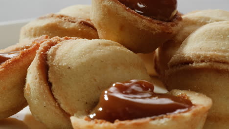 galletas caseras en forma de nuez con leche condensada hervida en una mesa gris, plana. imágenes de alta calidad en 4k