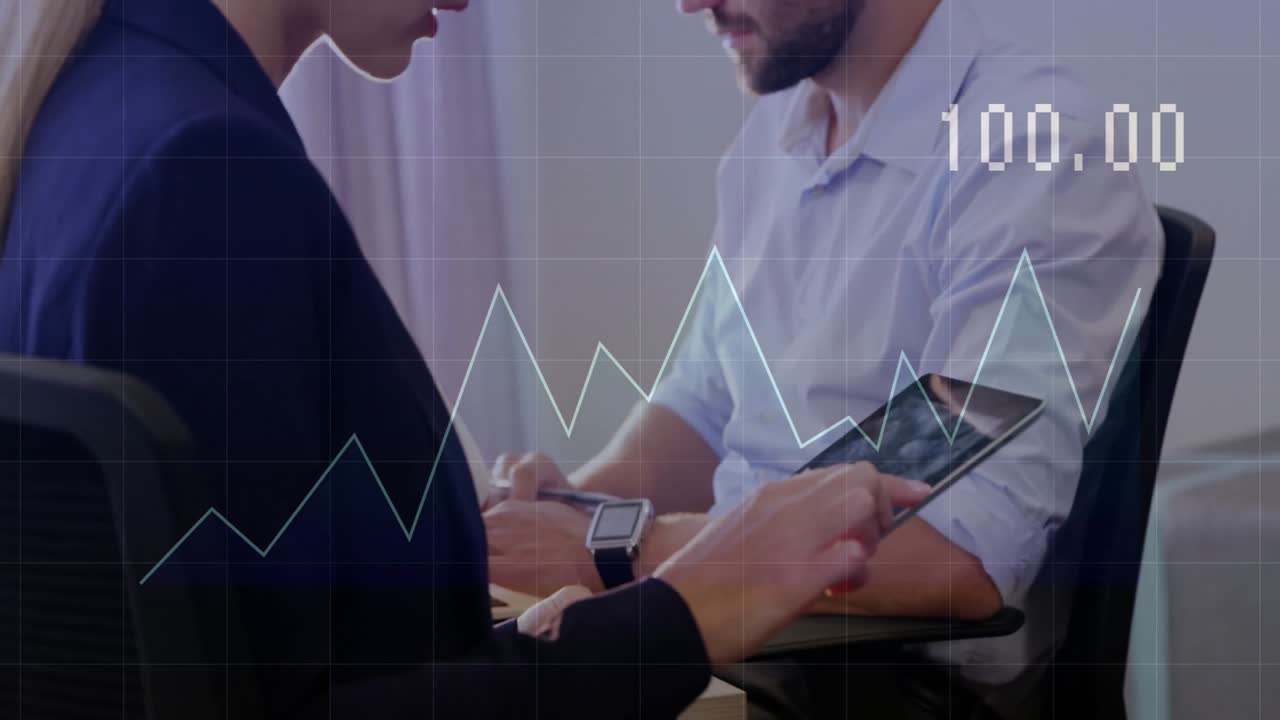 Colleghi che esaminano dati su tablet con penna e smartwatch, mostrando un grafico aziendale e un grafico a linee.