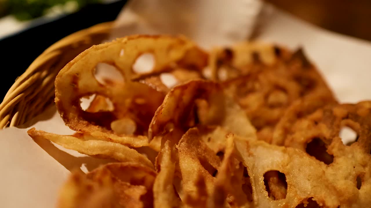 delicioso pescado shishamo y papas fritas renkon crujientes
