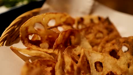 delicioso pescado shishamo y papas fritas renkon crujientes