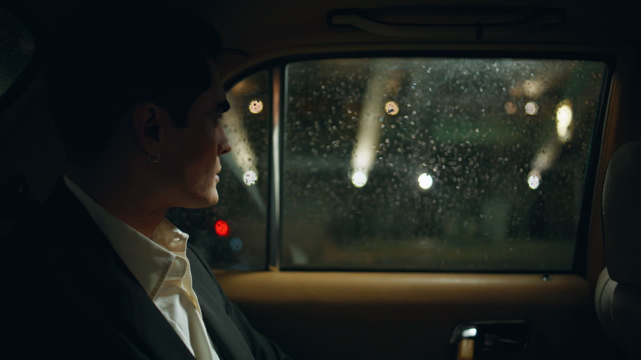전화를 사용하는 우아한 남자 밤 자동차 클로즈업 심각한 ceo 창문