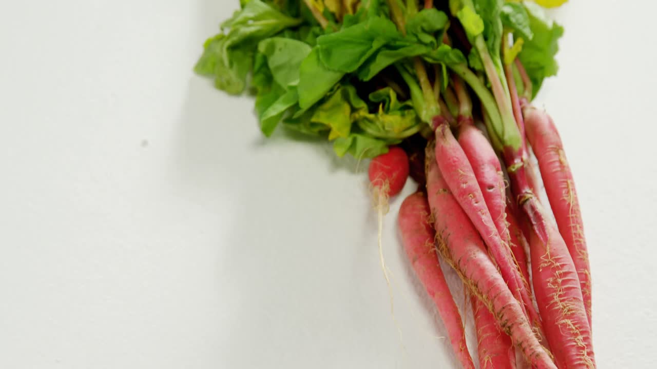 zanahoria con hojas aisladas sobre fondo blanco 4k 4k