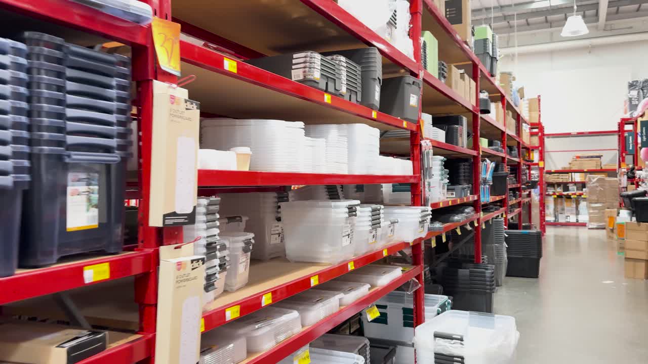 저장용 컨테이너의 통로를 걸어다니는 것