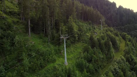 Hoher-Mast-Einer-Seilbahn,-Die-Einen-Berg-In-Den-Alpen-In-Lofer,-Österreich,-Hinaufführt