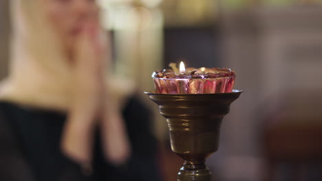 mujer de vestido negro en la iglesia