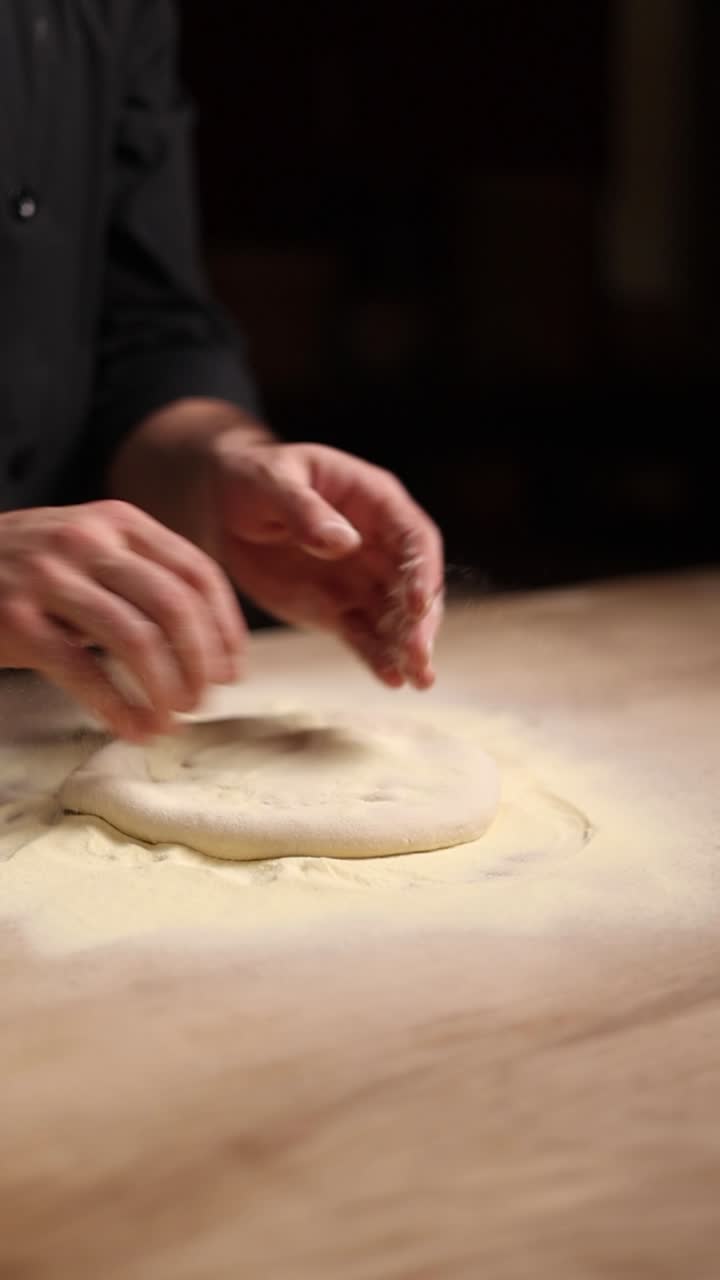 Chef che impasta l'impasto per la pizza