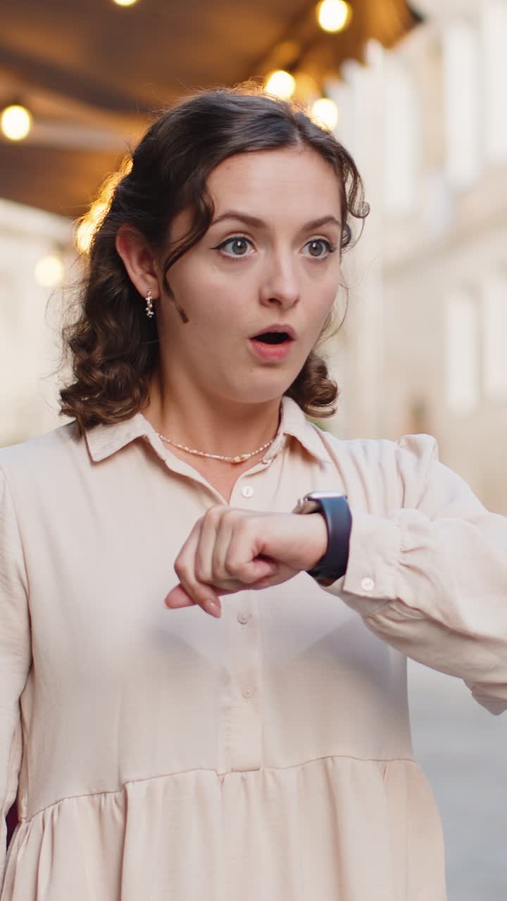 Mujer asustada preocupada por ser puntual con ansiedad comprobando la hora en el reloj llegando tarde al trabajo