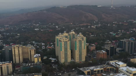 Drehende-Filmische-Aufnahme-Um-Wolkenkratzer-Der-Großen-Stadt-Almaty-In-Kasachstan