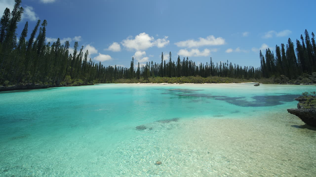 el agua cristalina en la piscina natural de oro bay en la isla de pinos - vista panorámica