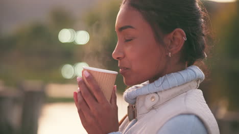 Profil,-Kaffee-Und-Eine-Frau-Beim-Wandern-In-Der-Natur