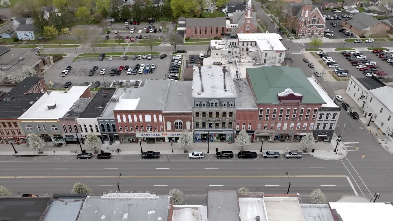 Centro di Marshall, Michigan con video drone in movimento laterale