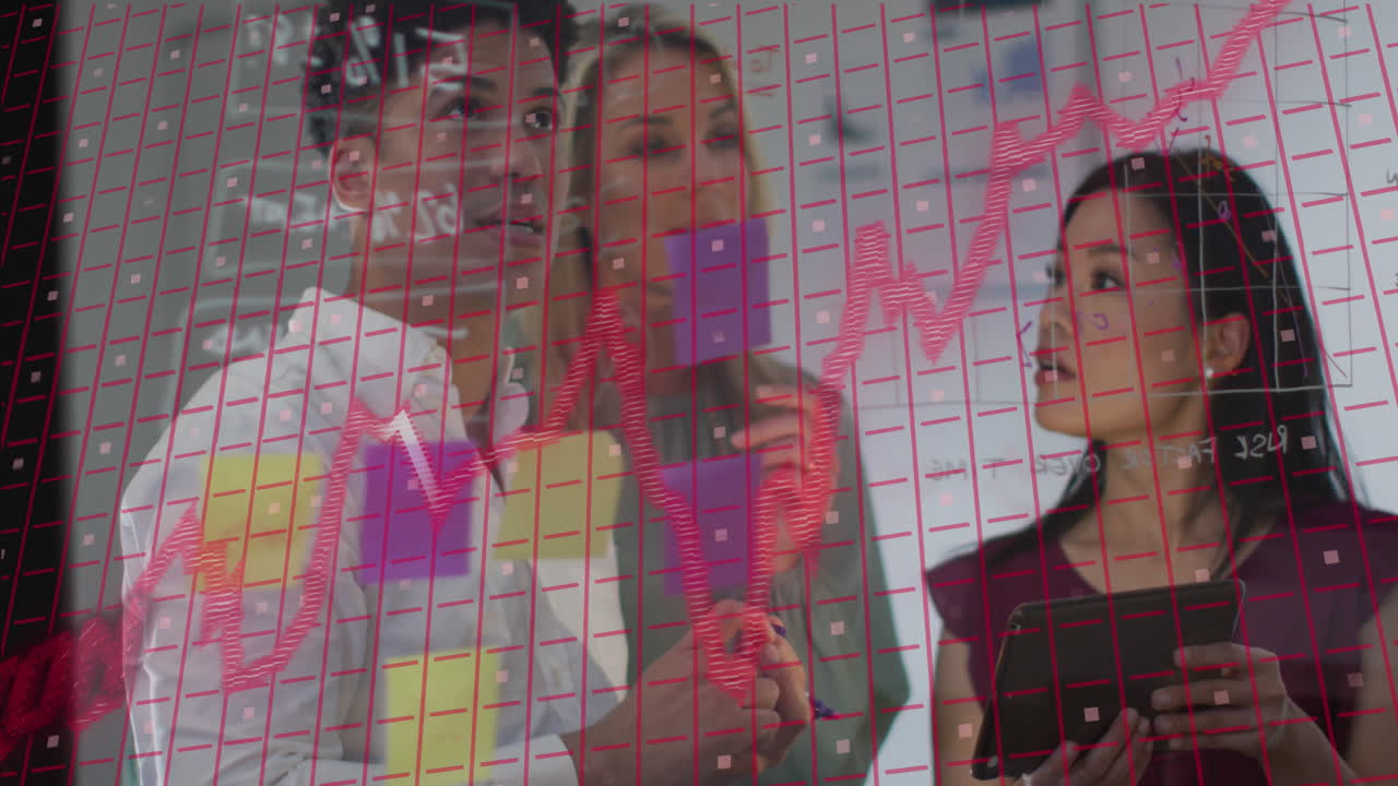 animación del procesamiento de datos financieros sobre diversas personas de negocios