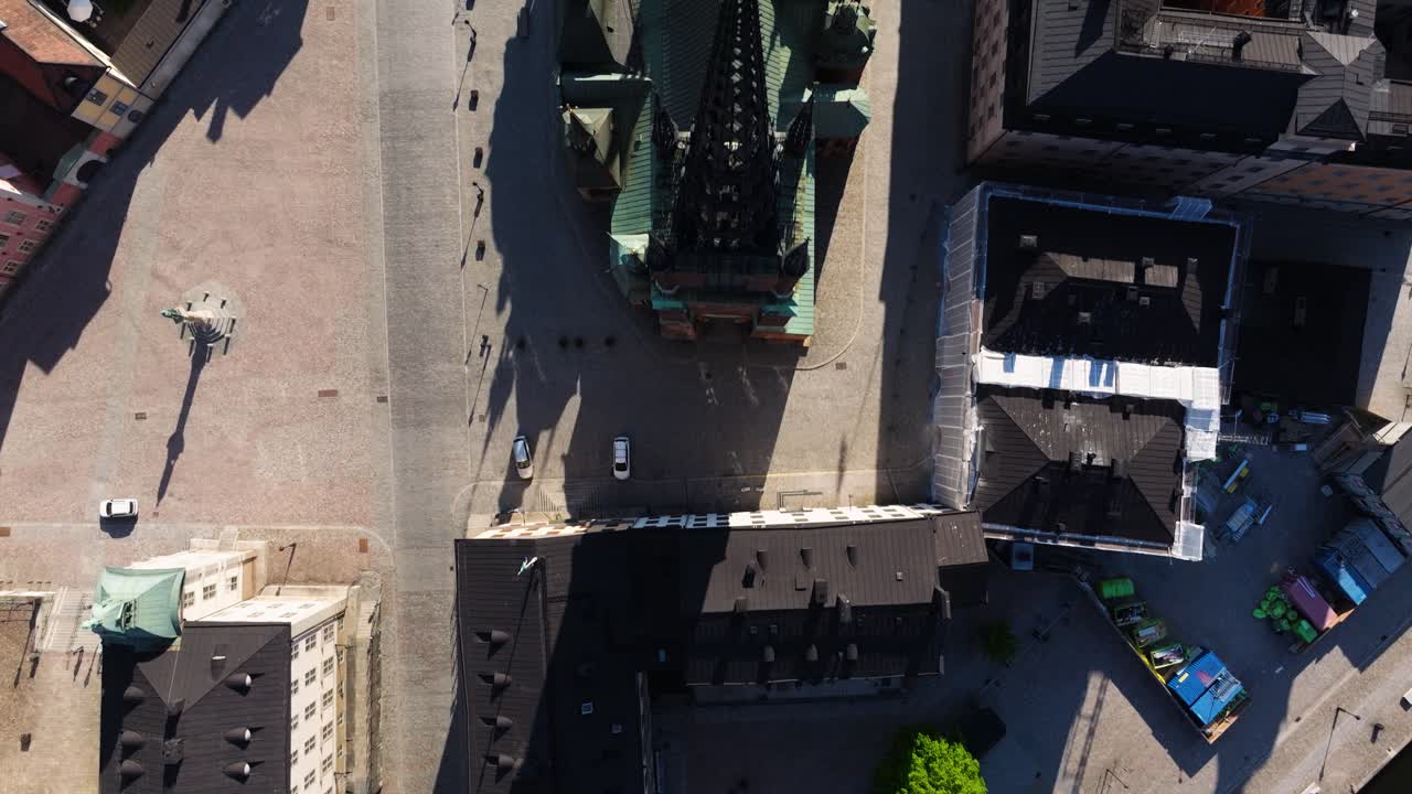 vista aérea de arriba hacia abajo de la iglesia de riddarholmen en el centro de la ciudad de estocolmo.