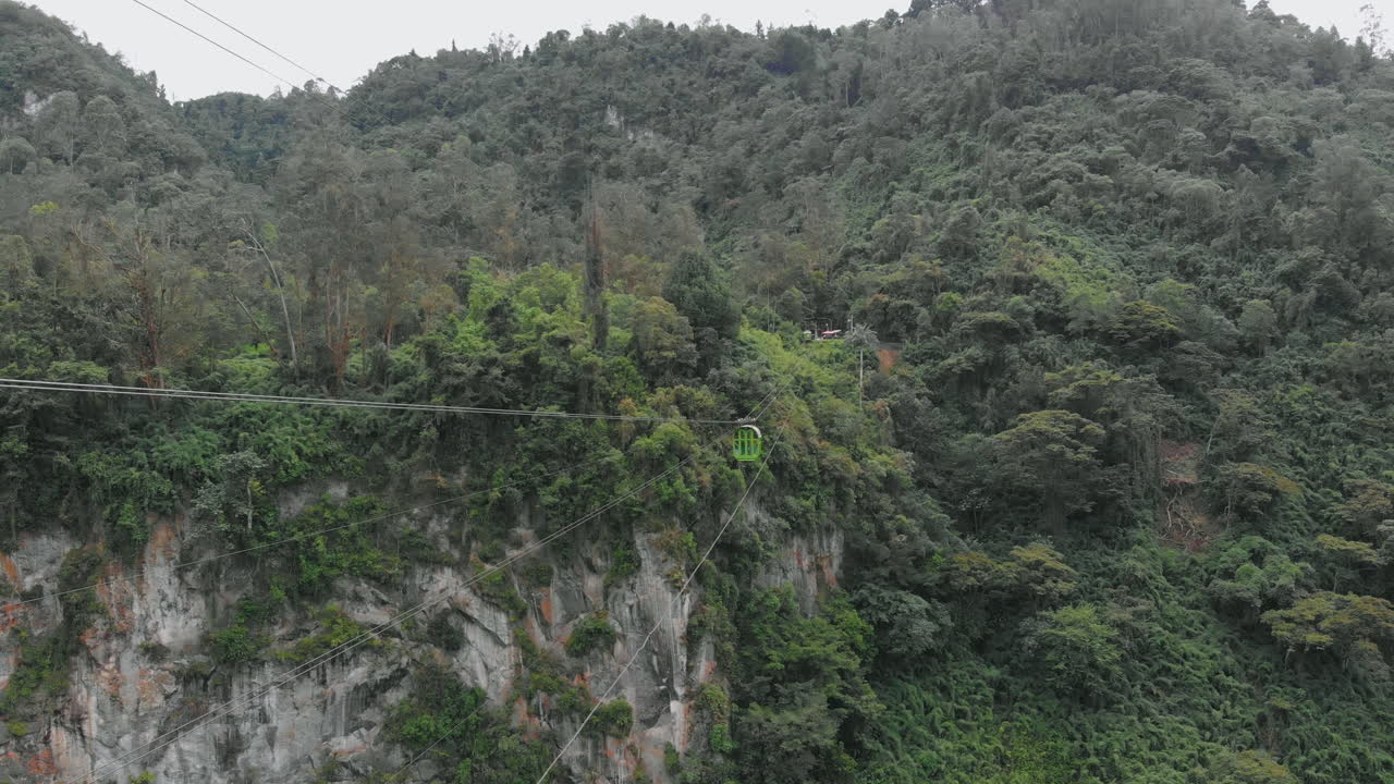 vista aérea del teleférico verde en tolima - colombia