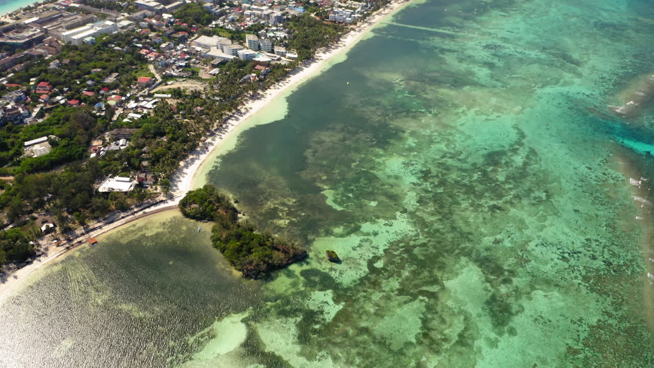Veduta aerea della spiaggia di Bulabog e dell'intera isola, Boracay, Filippine.