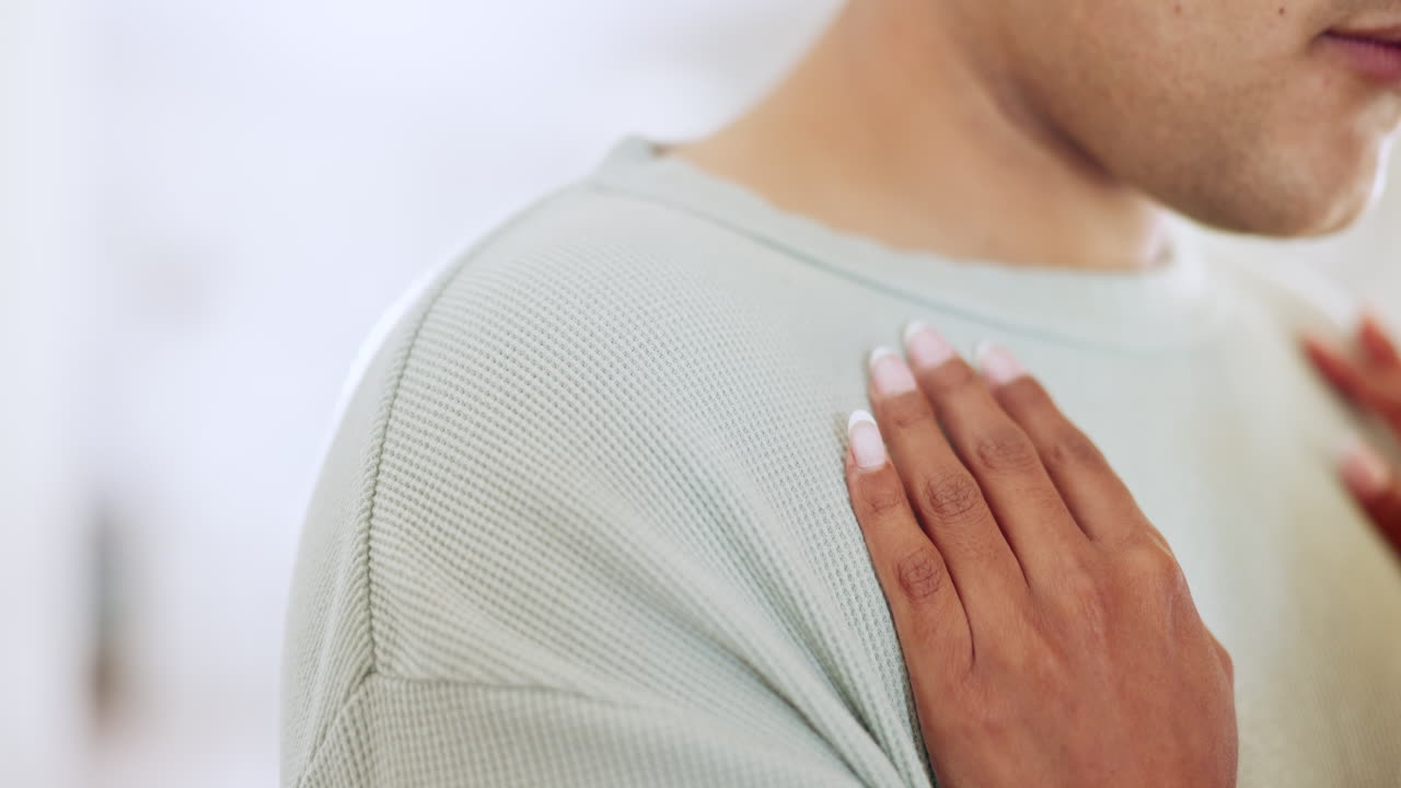 커플의 손으로 사랑하고 포옹하고 춤추세요.