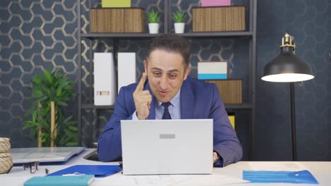 el hombre de negocios que trabaja en una computadora portátil se siente satisfecho.