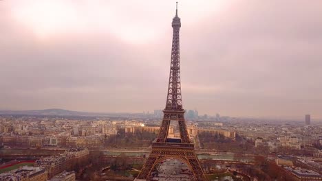 volando alrededor de la torre eiffel con el río en la espalda