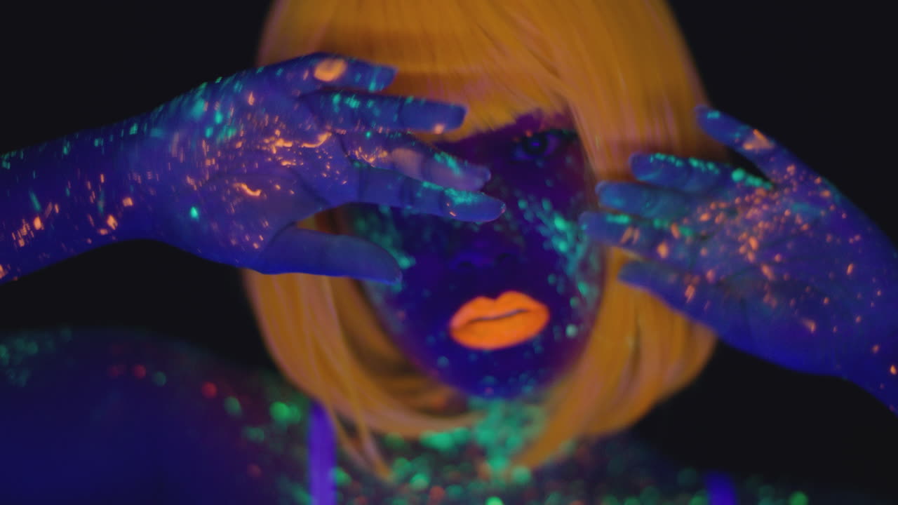 retrato de mujer con brillo de neón