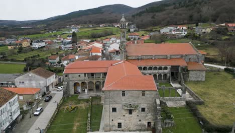 Linke-Umlaufbahn-Um-Das-Alte-Kloster-Santa-Maria-De-Xunqueira-Und-Stromleitungen