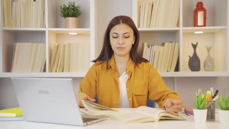 Estudiante-Aburrida-De-Estudiar.