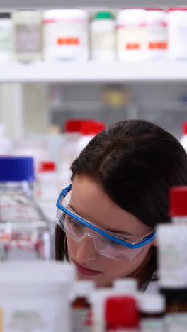 químico que trabaja en el laboratorio