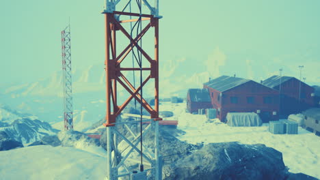 estación de investigación antártica remota con torre de comunicaciones
