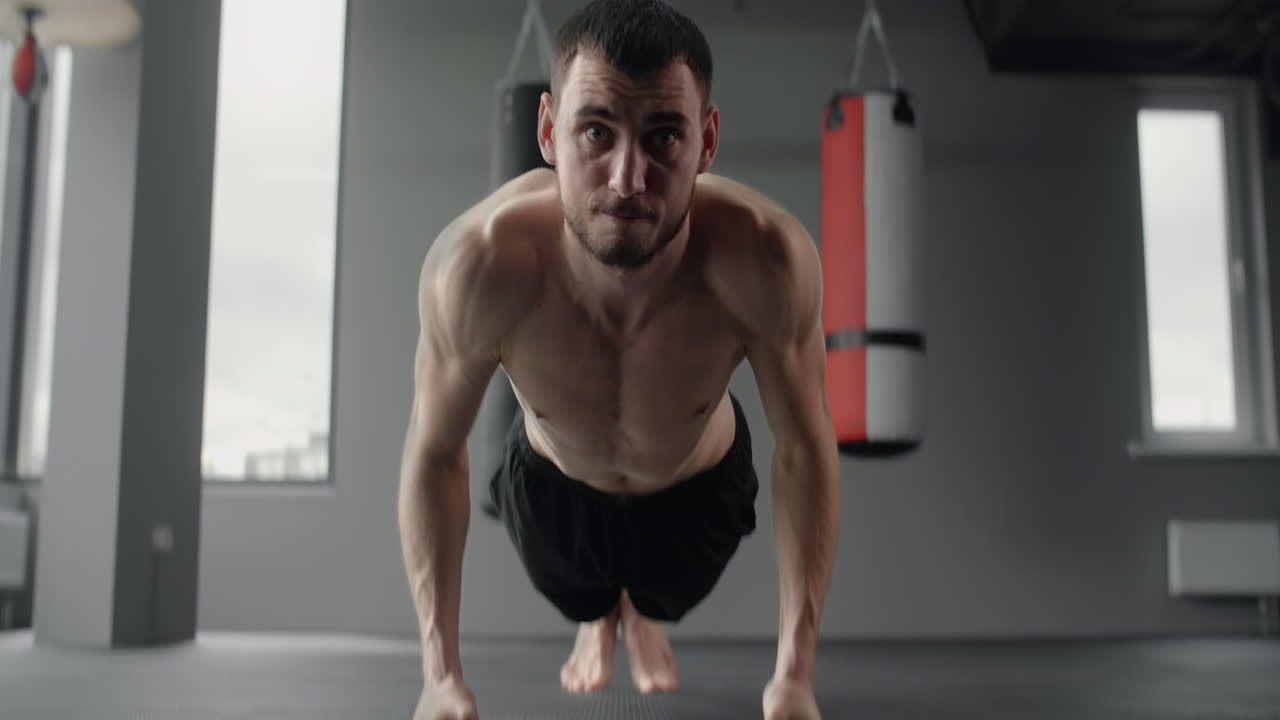 hombre haciendo flexiones en el gimnasio