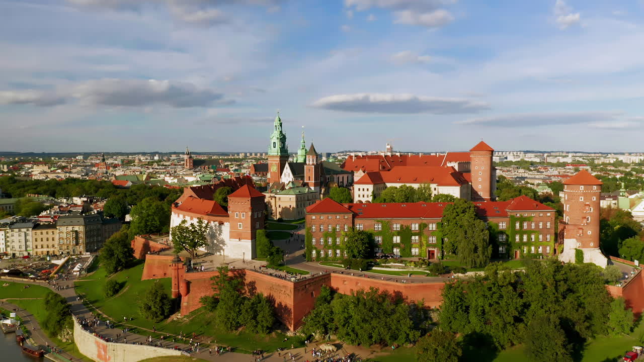 Luftfoto av Wawel kongeslott i Kraków, Polen på ettermiddagen under den gylne time