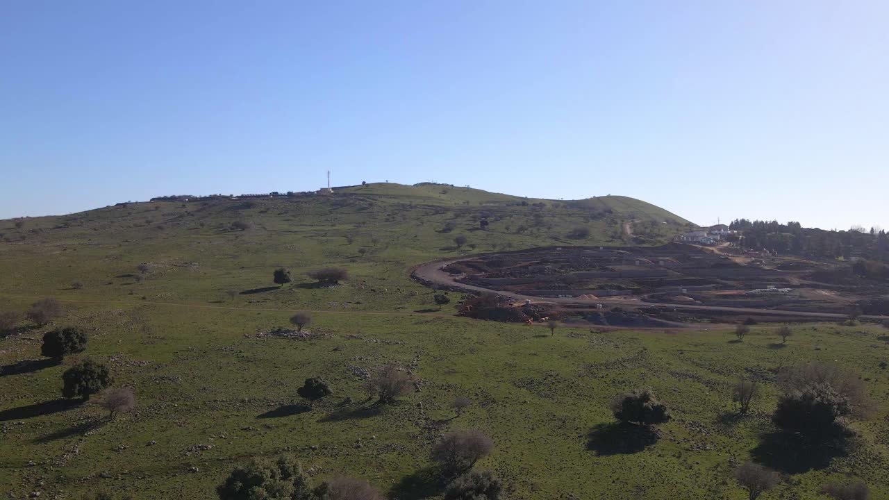 sobrevuelo de drones de bajo nivel del paisaje rocoso y árido en la ladera del monte odem, israel