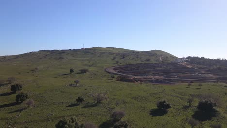 Sobrevuelo-De-Drones-De-Bajo-Nivel-Del-Paisaje-Rocoso-Y-árido-En-La-Ladera-Del-Monte-Odem,-Israel