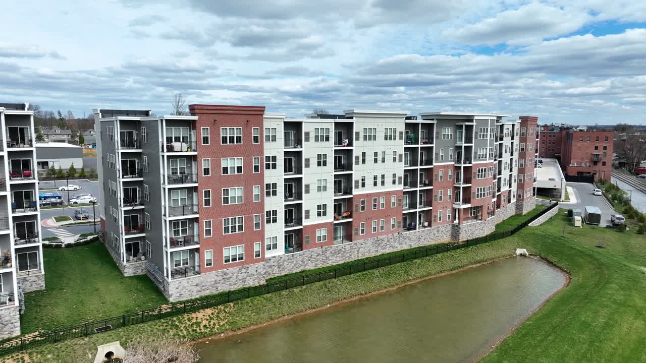 casas de apartamentos de lujo en una pequeña ciudad de ee.uu.