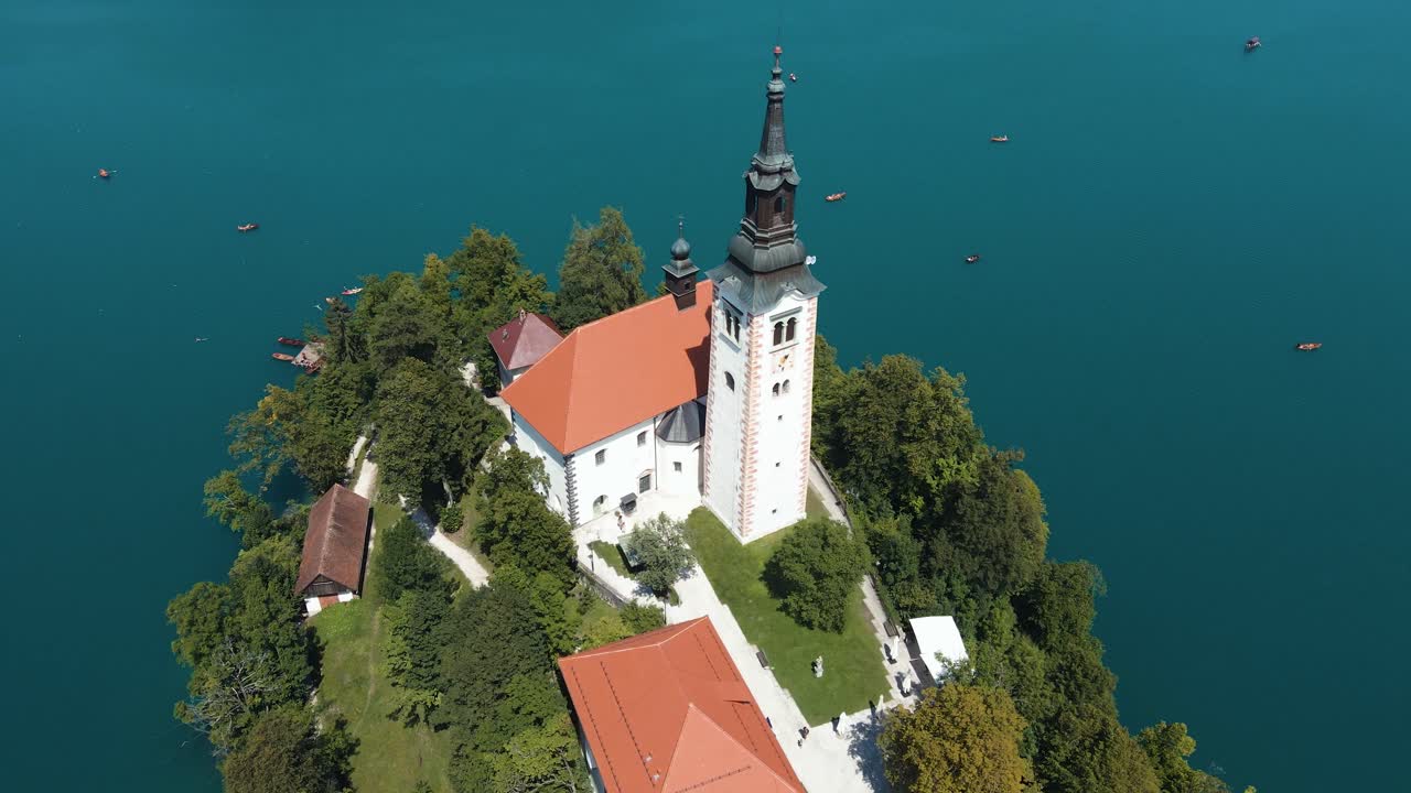 Veduta aerea dall'alto della torre della Chiesa di Pellegrinaggio sul Lago di Bled in Slovenia di giorno