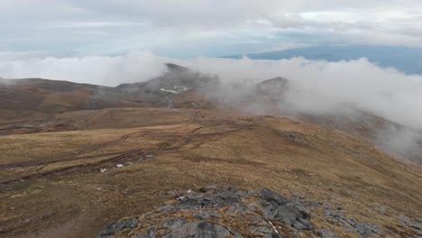 Drohnenvideo-Des-Skigebiets-Oben-In-Den-Kaimaktsalan-Bergen-Griechenlands-Ohne-Schnee-Bei-Nebligem,-Bewölktem-Winterwetter,-Lifte-Leer