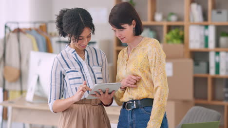 Mujeres-De-Comercio-Electrónico-Y-Tableta