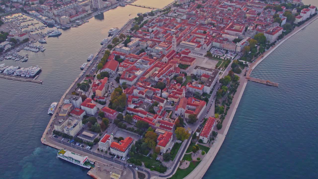 amanecer en la ciudad medieval de la unesco de zadar con edificios antiguos en la península, antena