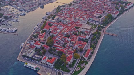 Amanecer-En-La-Ciudad-Medieval-De-La-Unesco-De-Zadar-Con-Edificios-Antiguos-En-La-Península,-Antena