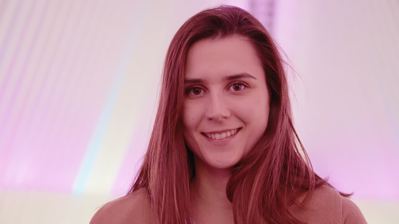 웃는 젊은 여성의 초상화