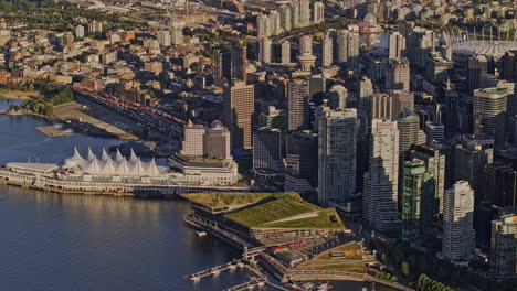 Vancouver-Bc-Canada-Vista-Aérea-Ampliada-V55-De-Pájaro,-Vuelo-Con-Drones-Sobre-El-Puerto,-Inclinación-Hacia-Arriba-Para-Capturar-Gastown-Y-El-Paisaje-Urbano-Del-Centro-De-La-Ciudad---Filmado-Con-Mavic-3-Pro-Cine---Julio-De-2023