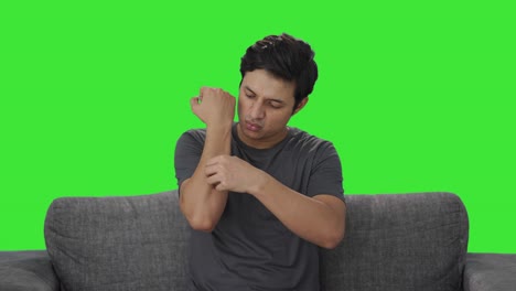 hombre indio quitando el vendaje de la pantalla verde de la mano