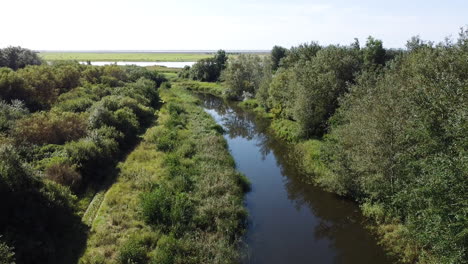 Lufterrichter-Vom-Blauen-Fluss-Zum-Großen-Offenen-Feld,-Drohnenschuss