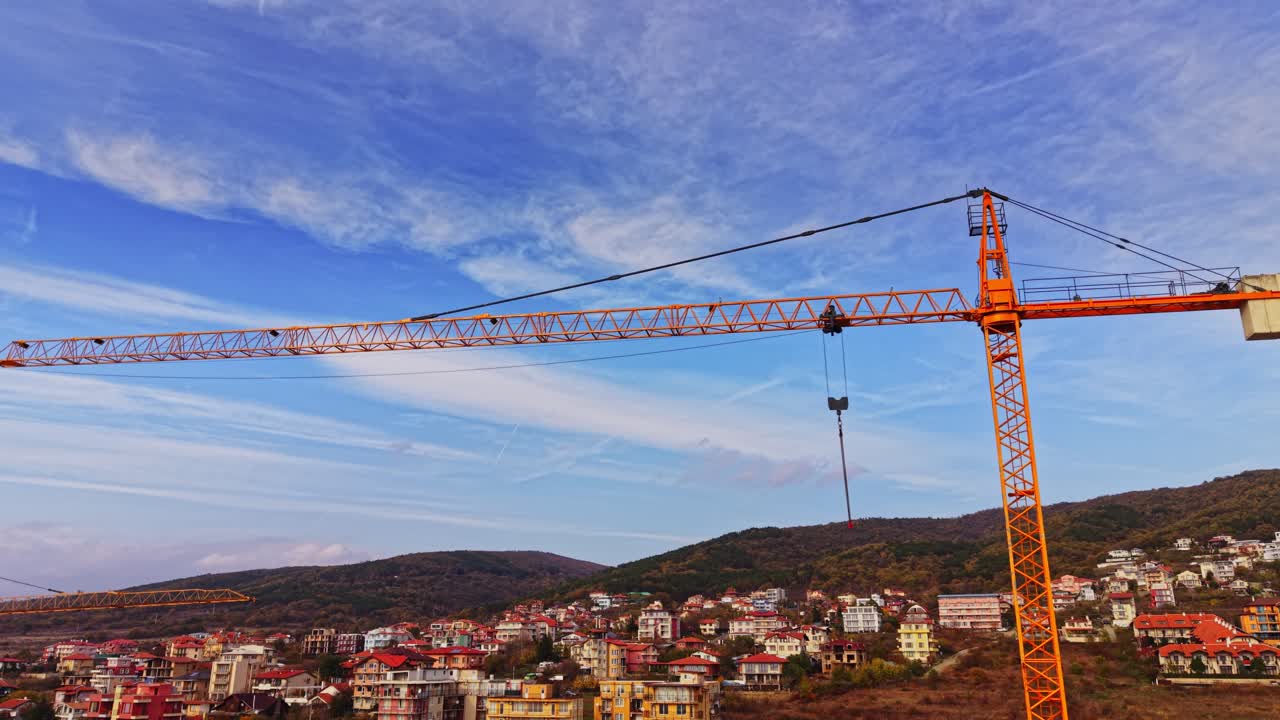 Vista di una gru edile con cielo blu sullo sfondo in Bulgaria