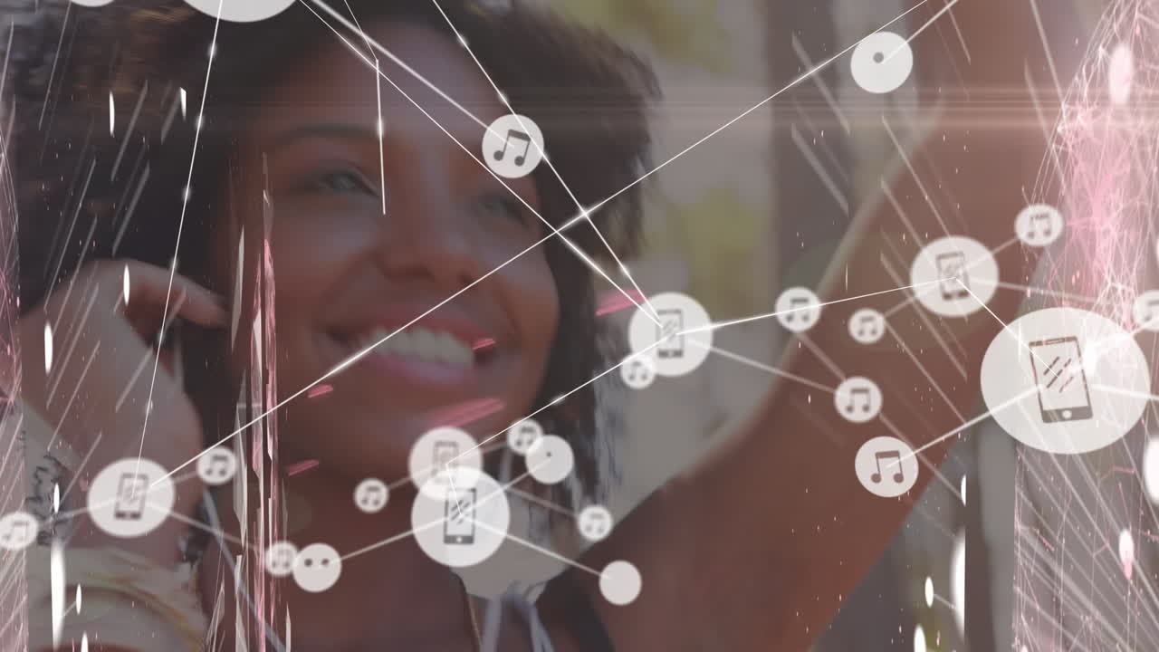 animación de una red de conexiones con iconos de los medios sobre una mujer afroamericana sonriente