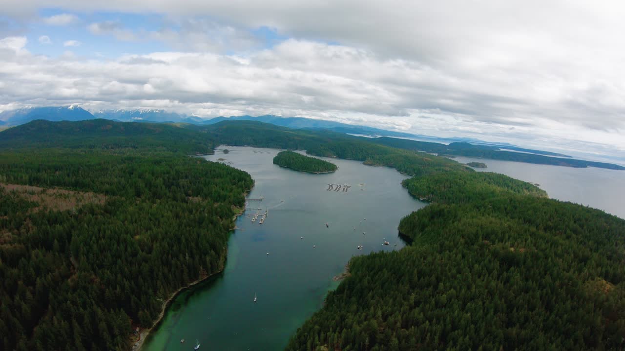 isla cortes gorge puerto islas vista aérea columbia británica islas del descubrimiento golfo de georgia canadá vista aérea desde un helicóptero