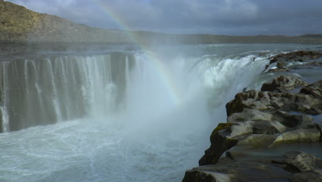 imágenes en cámara lenta de la cascada de selfoss en el parque nacional de jokulsargljufur, islandia
