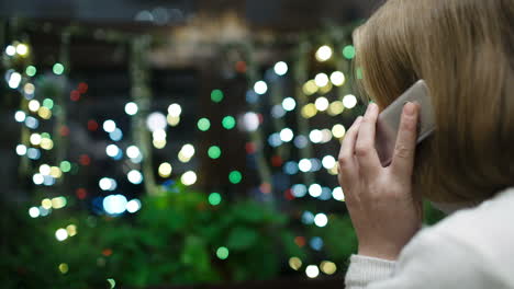 mujer hablando por teléfono