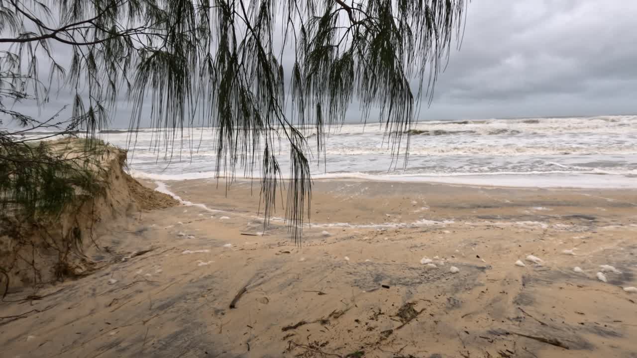 황금 해안 해변에서 침식과 격동의 날씨