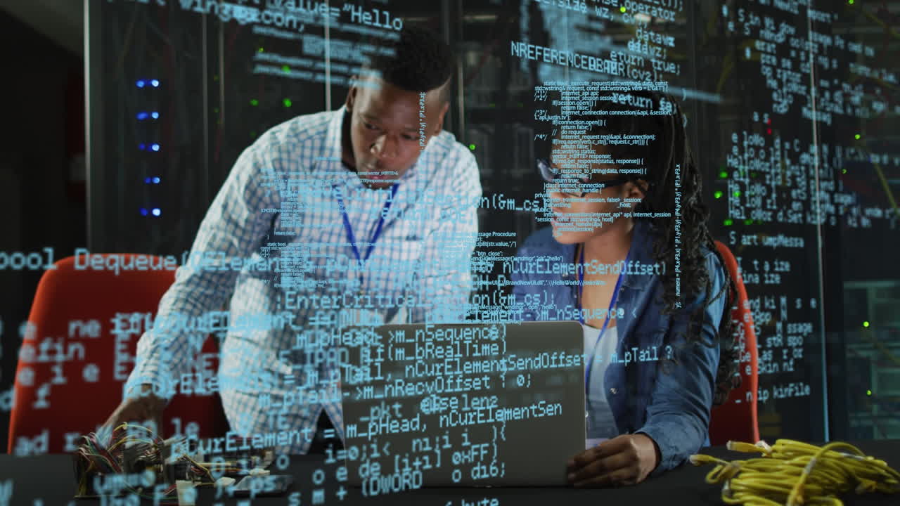 animazione dell'elaborazione dei dati su un uomo afroamericano che lavora in una sala server