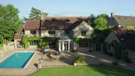 órbita-En-Sentido-Contrario-A-Las-Agujas-Del-Reloj-De-Una-Casa-De-Campo-Con-Piscina-Al-Atardecer